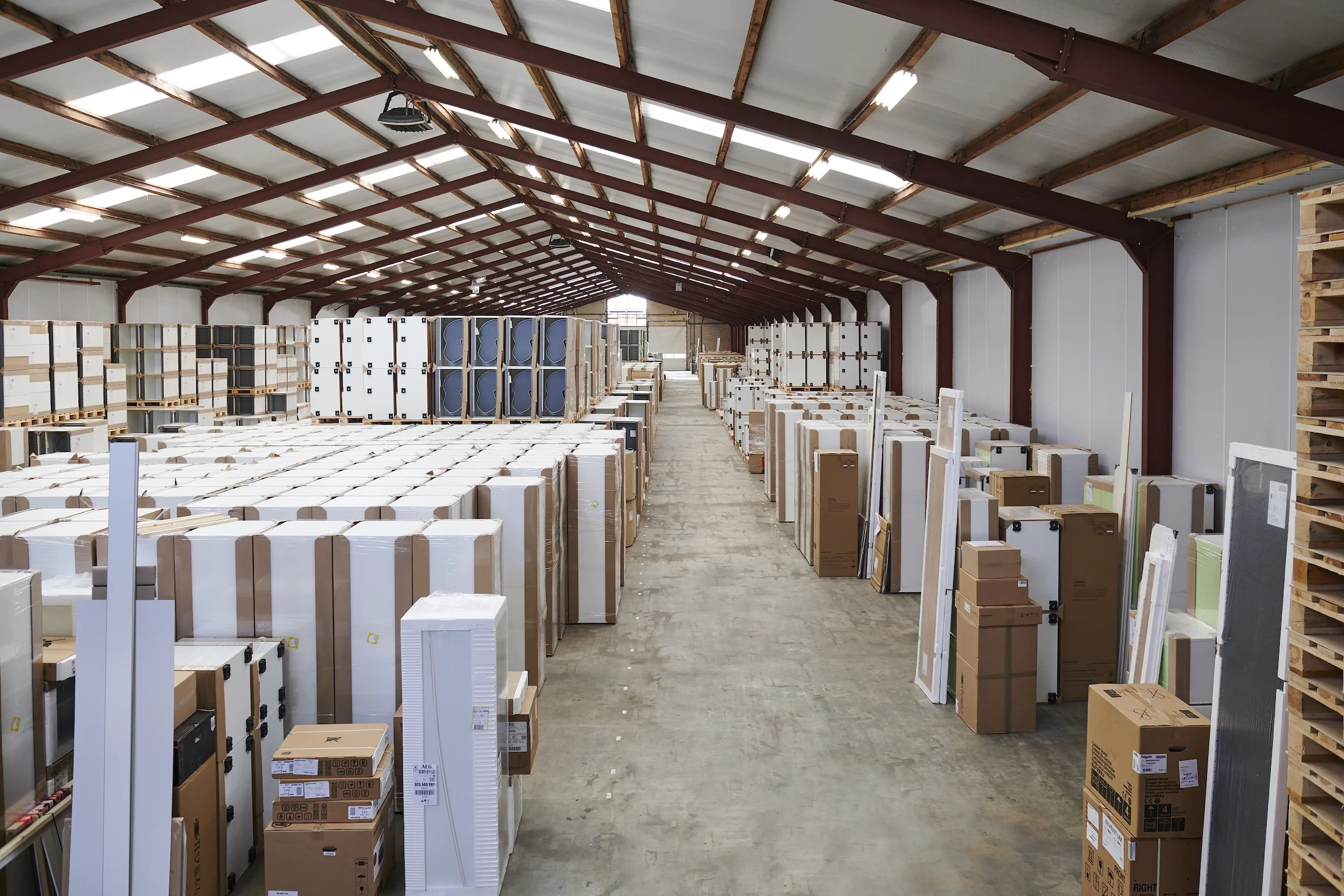 Magazijn met Keukens uit Voorraad van Keukenwarenhuis.nl aan de Westkanaalweg in Ter Aar