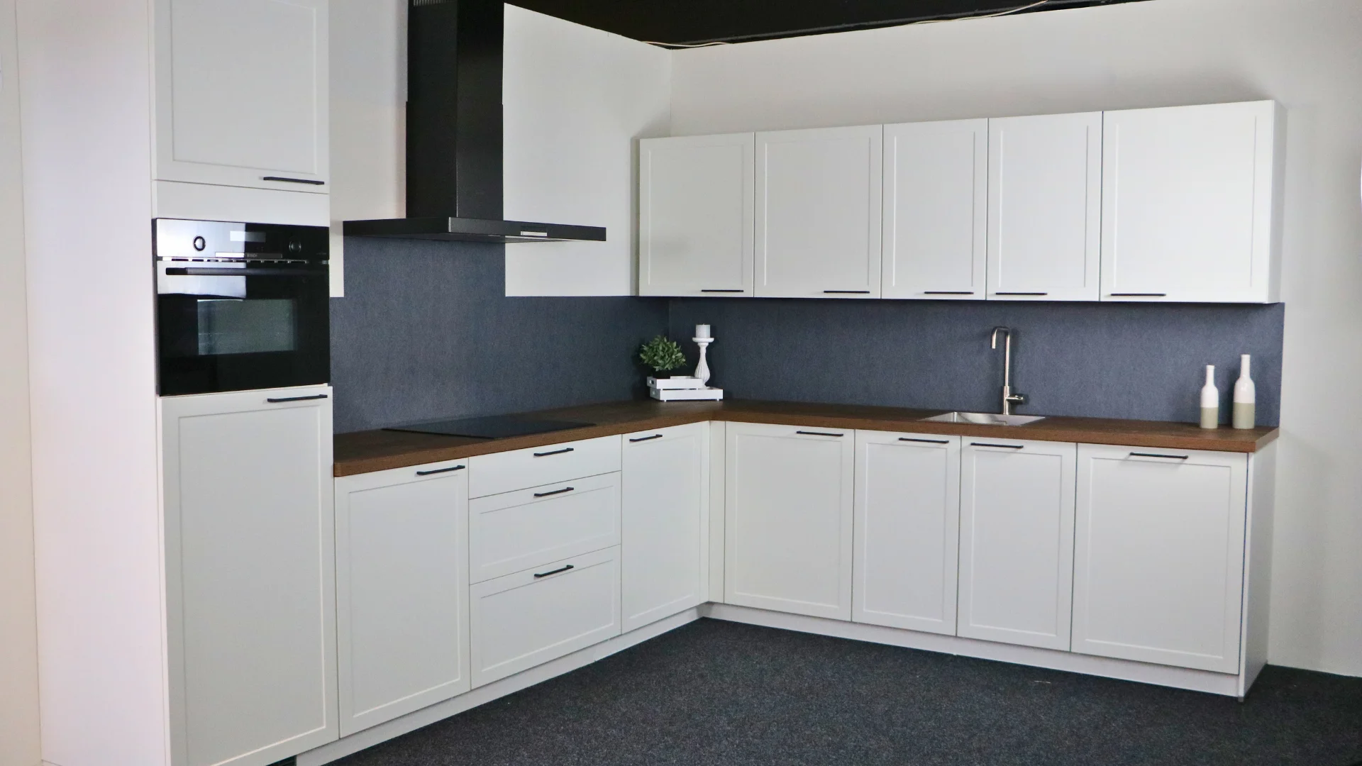 Showroomkeuken 50 uitgevoerd in zijdemat wit in de showrooms van Keukenwarenhuis.nl in Dordrecht en Ter Aar