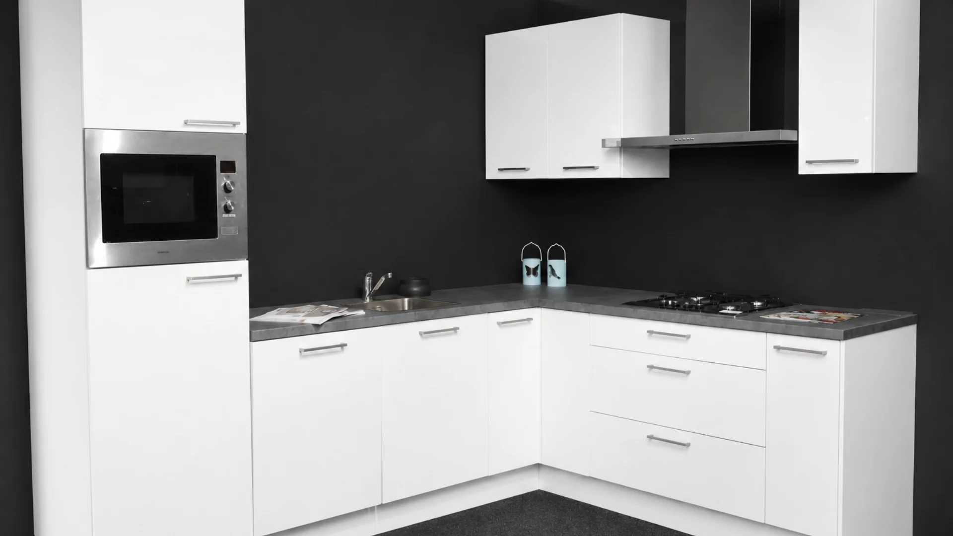 Showroomkeuken 128 uitgevoerd in hoogglans wit in de showroom van filiaal Dordrecht