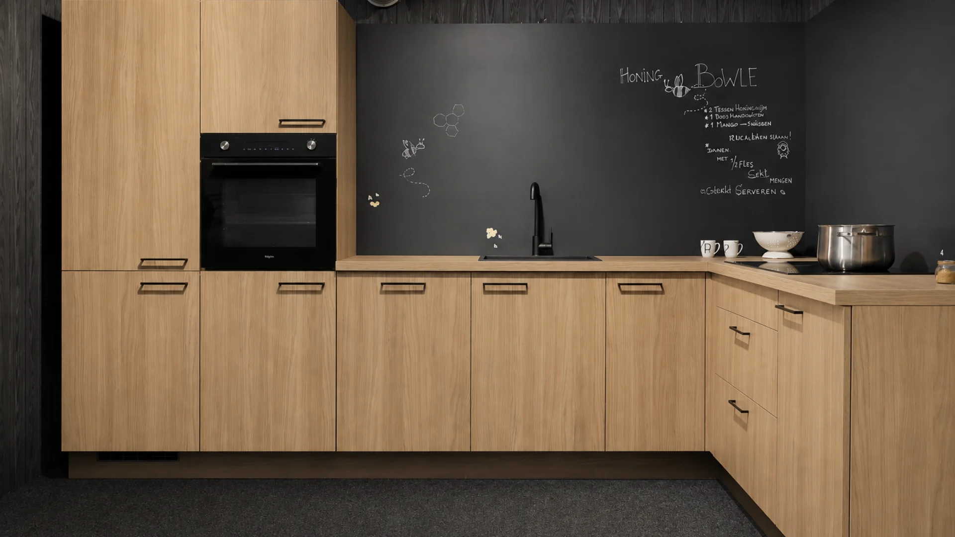 Wilde eik houtlook showroom hoekkeuken in Ter Aar