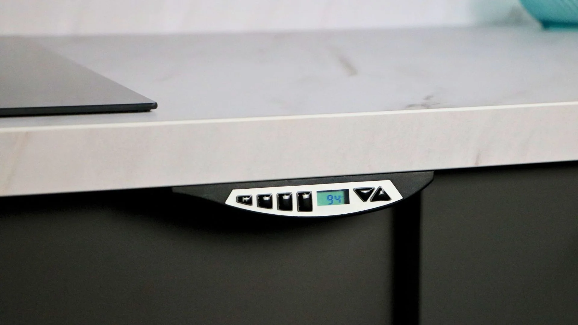 Een hoog-laag keuken met elektronisch verstelbaar werkblad in de showroom van Keukenwarenhuis.nl in Ter Aar